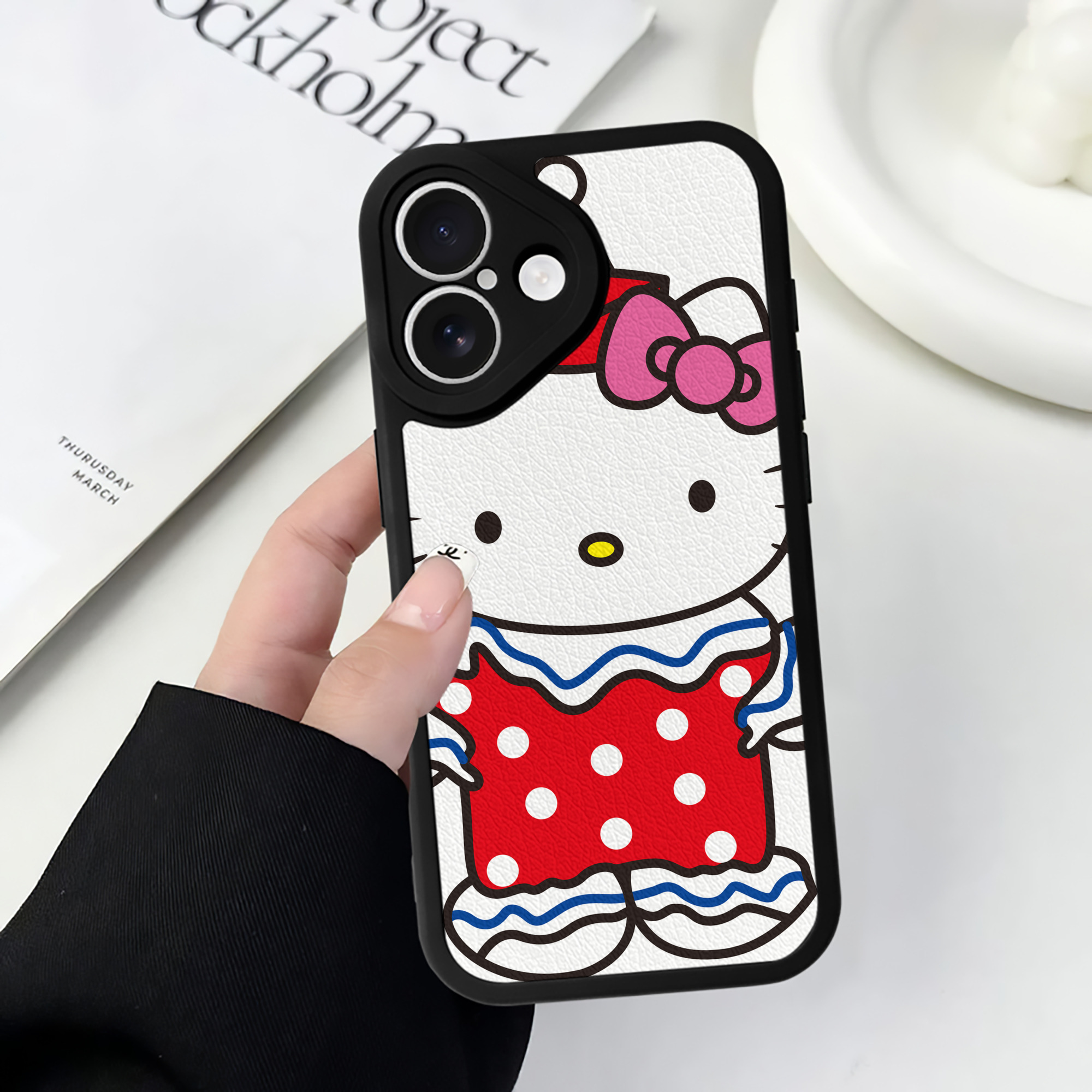 （画像用） Hello Kitty ハローキティ 【iPhone 16シリーズ対応】シリコンスマホケース（レザー調） 材質：シリコン